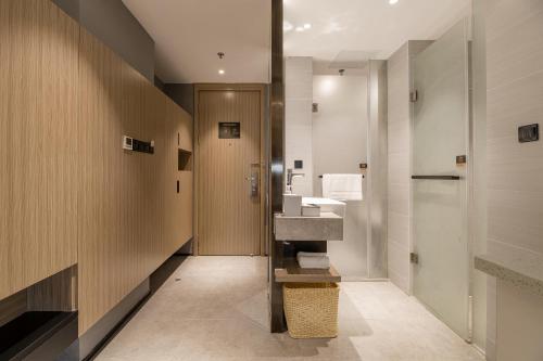 苏州苏州火车站北广场博乐诗亚朵酒店的一间带水槽和镜子的浴室