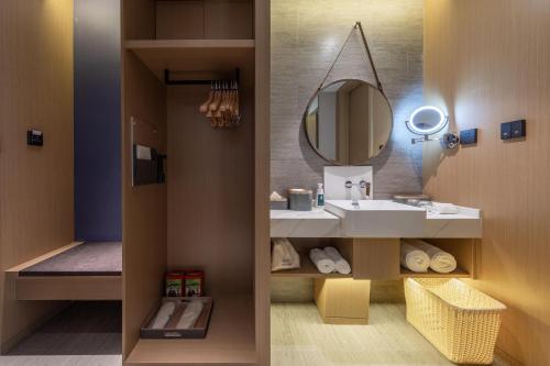 济南济南趵突泉亚朵S酒店的一间带水槽和镜子的浴室