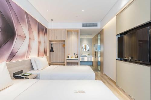 上海上海虹桥韩国街亚朵酒店的酒店客房设有两张床和一台平面电视。