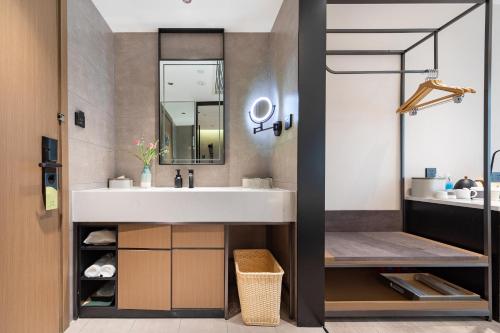 长沙长沙东塘亚朵酒店的一间带水槽和淋浴的浴室
