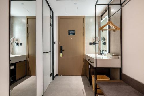 厦门厦门中山路将军祠亚朵酒店的一间带水槽和镜子的浴室