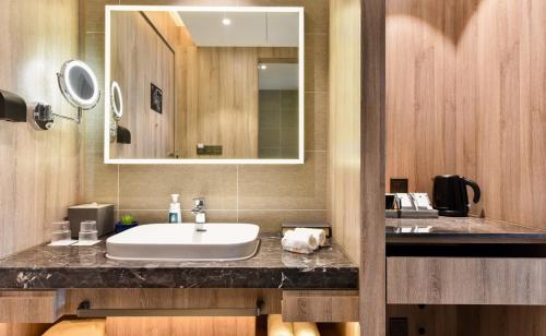 北京北京首都机场亚朵酒店的一间带水槽和镜子的浴室