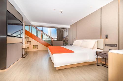 济南济南趵突泉亚朵S酒店的一间带大床和楼梯的卧室