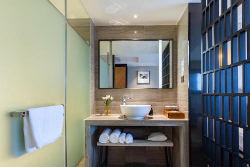 深圳深圳罗湖东门步行街亚朵X酒店的一间带水槽和镜子的浴室