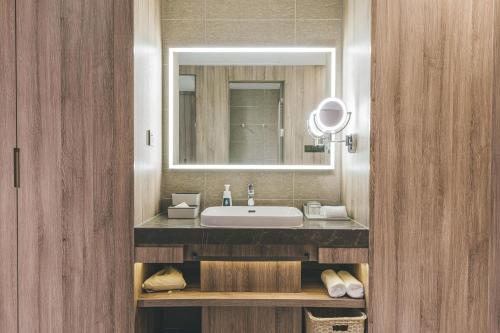 重庆重庆江北机场亚朵酒店的一间带水槽和镜子的浴室