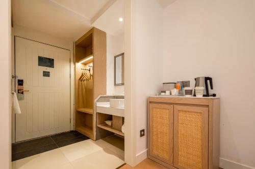 宝安深圳机场宝安益田广场亚朵X酒店的一间带水槽和白色门的浴室