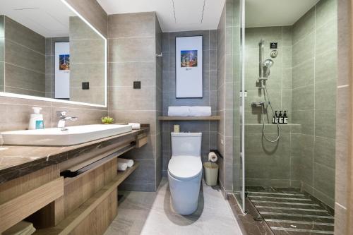 上海上海陆家嘴八佰伴亚朵酒店的浴室配有卫生间、盥洗盆和淋浴。
