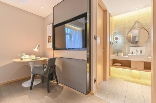 北京北京朝阳路大悦城亚朵酒店的小房间设有桌子和水槽