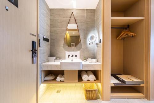 宝安深圳宝安国际会展中心亚朵酒店的一间带水槽和镜子的浴室