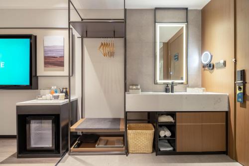 大连大连开发区亚朵酒店的一间带水槽和镜子的浴室