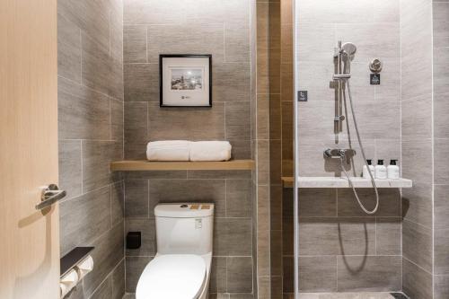 苏州苏州观前街亚朵酒店的一间带卫生间和淋浴的浴室