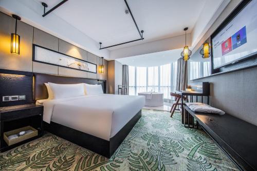 深圳深圳罗湖东门步行街亚朵X酒店的酒店客房,配有床和电视