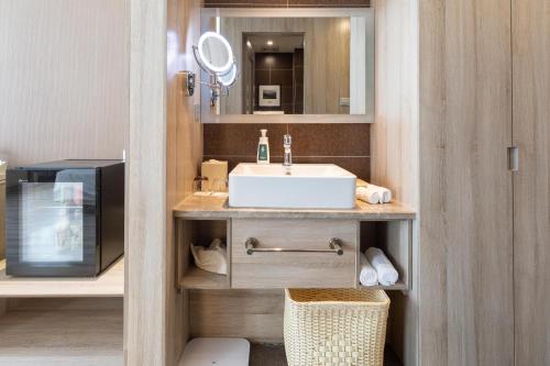 济南济南高新万达广场天辰路亚朵酒店的一间带水槽和微波炉的浴室