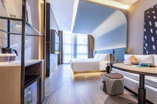 天津天津滨江道恒隆广场亚朵S酒店的酒店客房配有一张床铺和一张桌子。