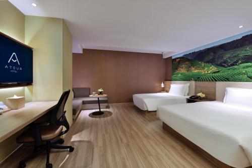 成都成都春熙路亚朵S酒店的一间酒店客房,设有两张床和电视