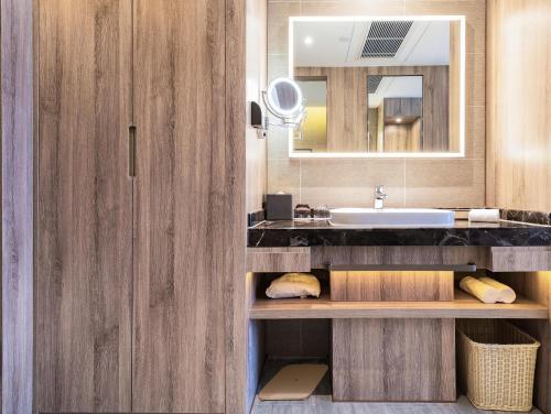 深圳深圳南山科技园科苑路亚朵酒店的一间带水槽和镜子的浴室