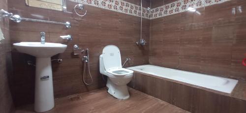 穆扎法拉巴德Kashmir Eagle Heights Cottage & Restaurant by LMC的浴室配有卫生间、盥洗盆和浴缸。
