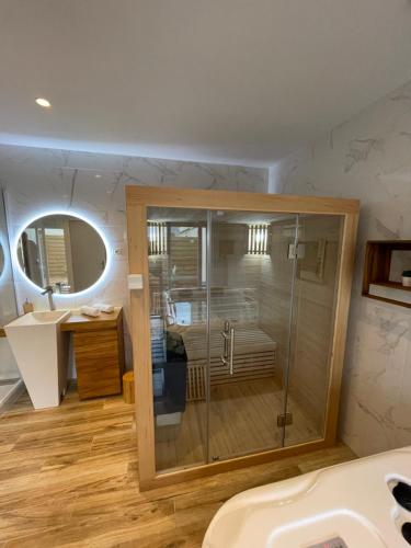 瓦隆蓬达克Luxury spa vallon的一间带玻璃淋浴和水槽的浴室
