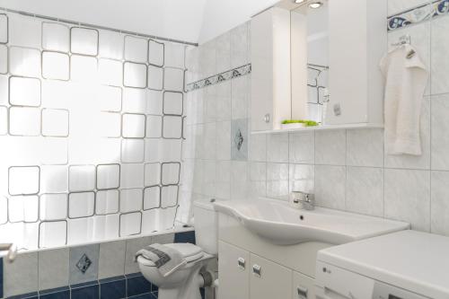 扎金索斯镇Serotonin的白色的浴室设有水槽和卫生间。