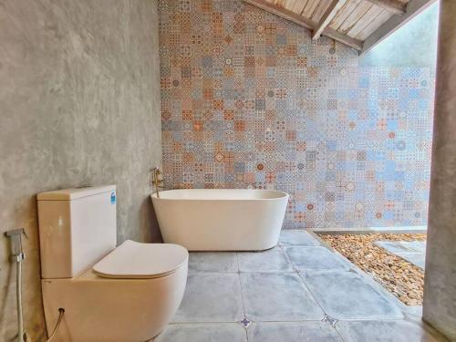 瓦特勒Wattala Villa- The Guardian Bungalow的一间带卫生间和浴缸的浴室