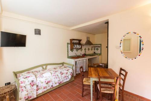 基安蒂格雷夫Albergo Villa San Michele的一间卧室配有一张床、一张桌子和一面镜子