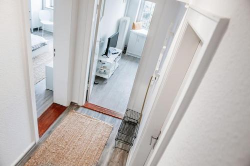 基尔City-Appartement, Holtenauer Straße mit 24h Check-in的走廊设有通往客厅的门