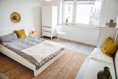 基尔City-Appartement, Holtenauer Straße mit 24h Check-in的白色的卧室设有床和窗户