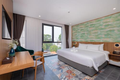 头顿Petro House Vung Tau的酒店客房设有一张大床和一张书桌。