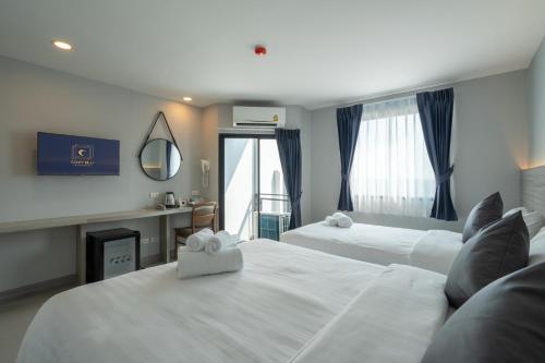 北榄Cozy Blu Suvarnabhumi的酒店客房设有两张床和壁炉