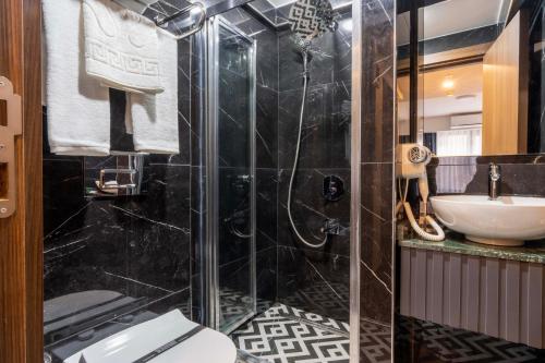 伊斯坦布尔THE BOSFOR HOTEL的带淋浴、卫生间和盥洗盆的浴室