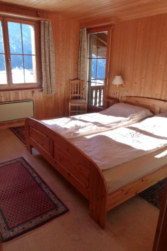 阿尔瓦努Ferienhaus Bensel的一间带一张大床的卧室,位于带窗户的房间内