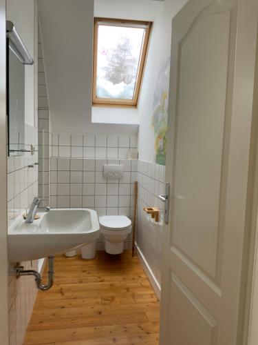 马赫恩Wohnen im Grünen in der Nähe von Leipzig的一间带水槽和卫生间的浴室以及窗户。