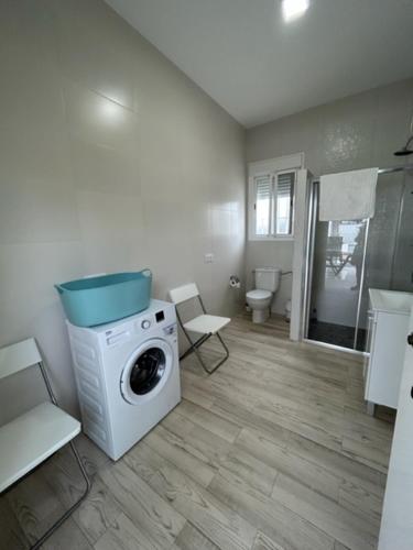 大桑卢卡尔Joju的一间带洗衣机和洗衣机的浴室