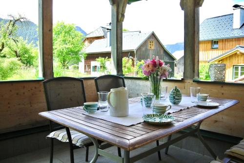 格伦德尔湖Ferienhaus Archkogl的一张木桌,上面有花瓶