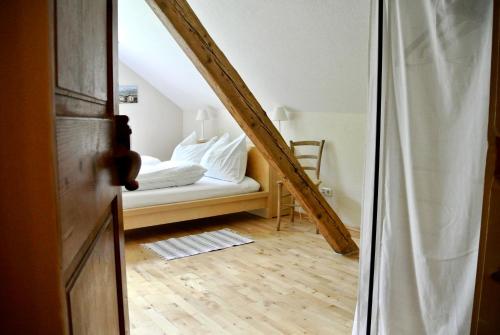 格伦德尔湖Ferienhaus Archkogl的一间设有床和楼梯的房间