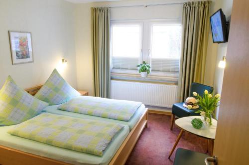 科赫姆Gästehaus Aladin的酒店客房设有床和窗户。