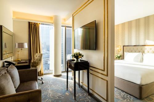 伦敦Hotel Saint London的配有一张床和一张书桌的酒店客房