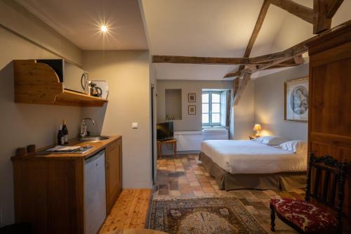 布尔日L'hôtel de Panette, chambres indépendantes, charpente historique的客房内的浴室设有床和水槽