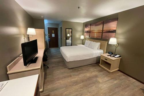 西塔科西雅图/西塔国际机场戴斯酒店的配有一张床和一台平面电视的酒店客房