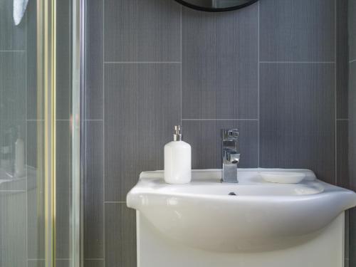 BedlingtonLilys Apartment 2- 2bedroom, Northumberland的浴室设有白色水槽和镜子