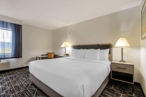克莱夫戴斯美尼斯西克莱夫拉金塔旅馆及套房的酒店客房设有一张白色大床和一个窗户。