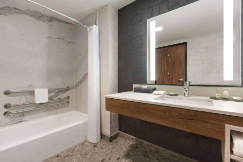 圣罗莎La Quinta Inn & Suites by Wyndham Santa Rosa Sonoma的一间带水槽、浴缸和镜子的浴室