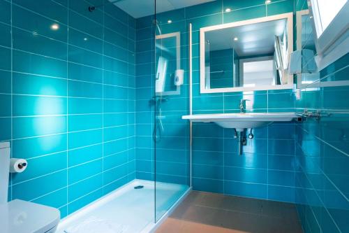 圣托马斯Seth Mestral & Llebeig的蓝色的浴室设有水槽和镜子