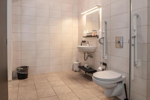 VegamótHOTEL SNAEFELLSNES formally Hotel Rjukandi的一间带卫生间和水槽的浴室