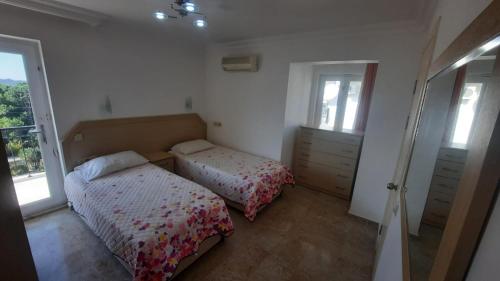 卡亚克Wonderful Villa In Oludeniz 2的一间卧室设有两张床和窗户。