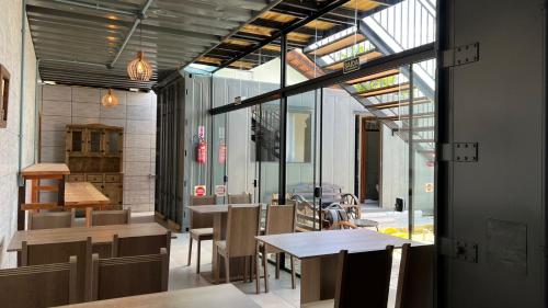 佩尼亚Hospedagem Quinta do Correia的用餐室设有桌椅和窗户。
