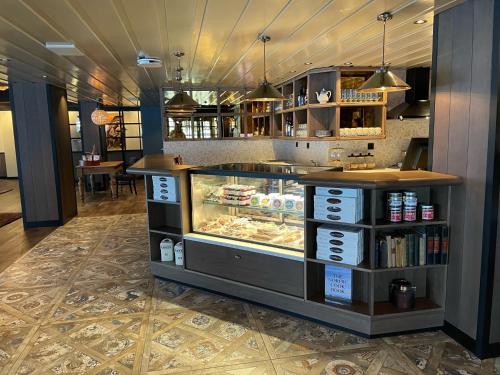 海姆瑟达尔斯克斯塔德酒店的餐厅的面包店,有展示箱