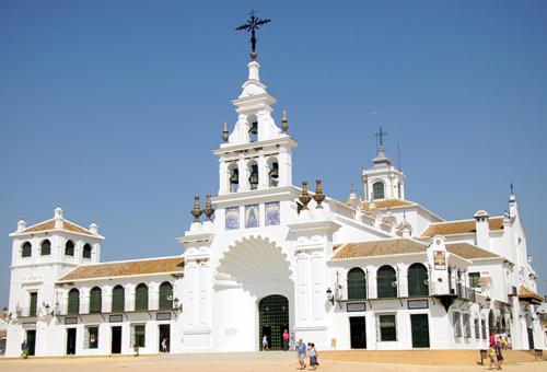 埃尔罗西奥Mini Rocio的一座白色的大教堂,上面有十字架