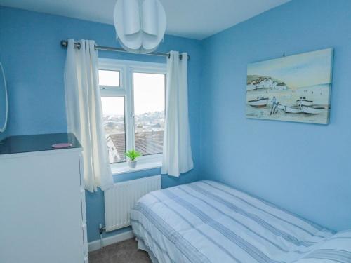 佩恩顿Bay View的蓝色的卧室设有床和窗户