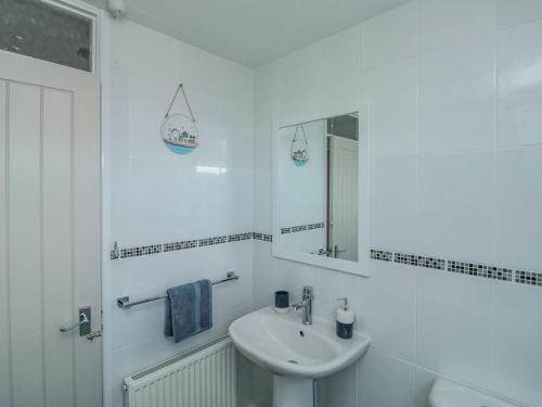 佩恩顿Bay View的白色的浴室设有水槽和镜子